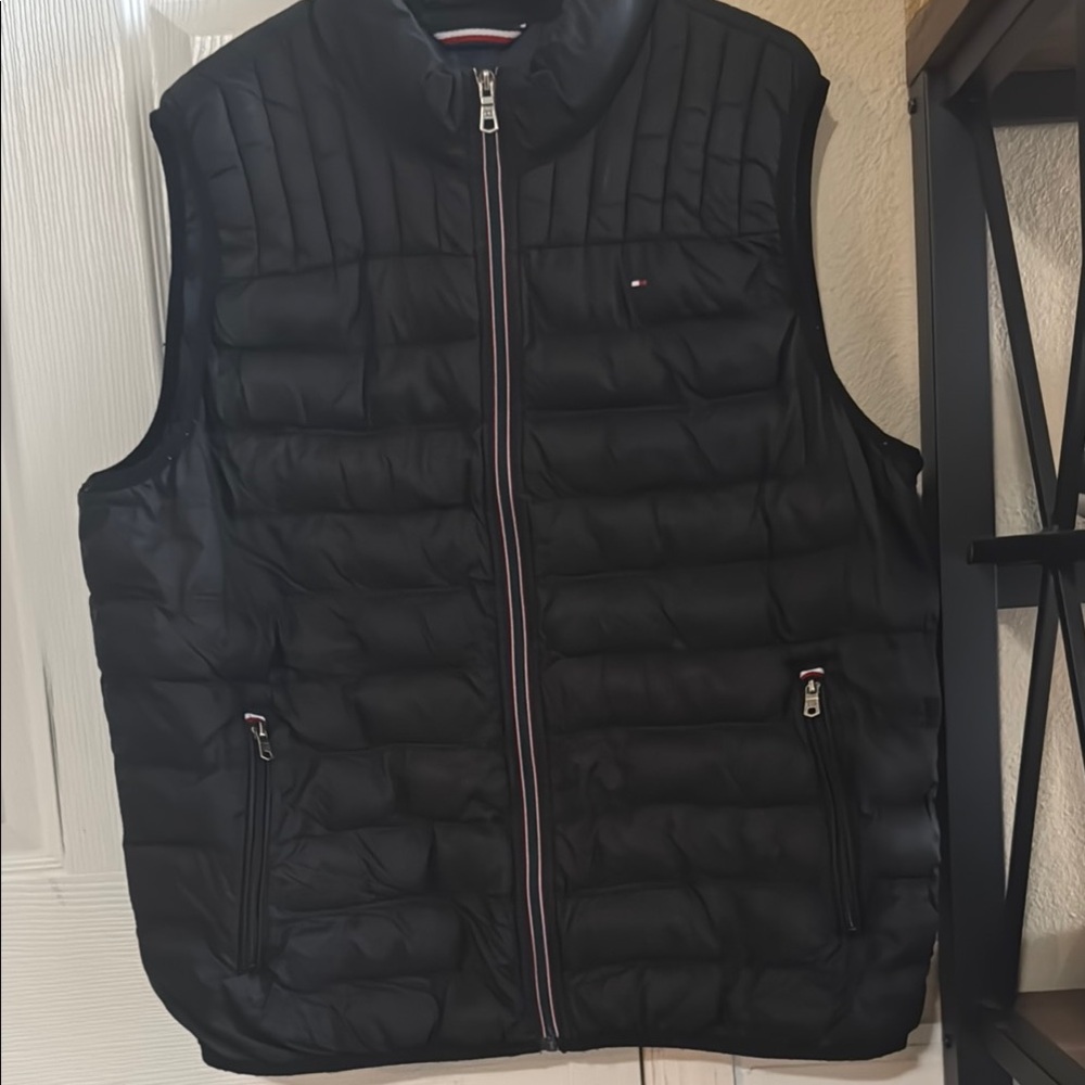Tommy Hilfiger Black Puffer Vest for Men Preowned. Size XL